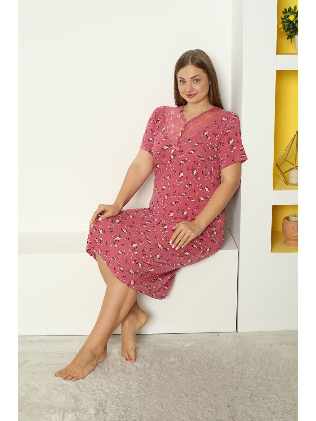 Pembe Desenli Kısa Kollu Dantel Detaylı Büyük Beden Elastanlı Viskon Gecelik-3