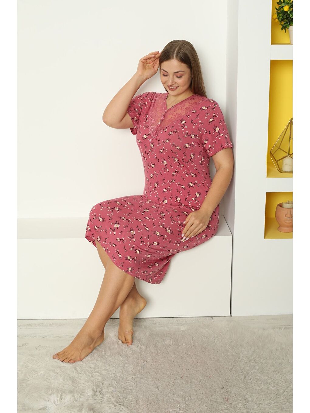 Pembe Desenli Kısa Kollu Dantel Detaylı Büyük Beden Elastanlı Viskon Gecelik-4