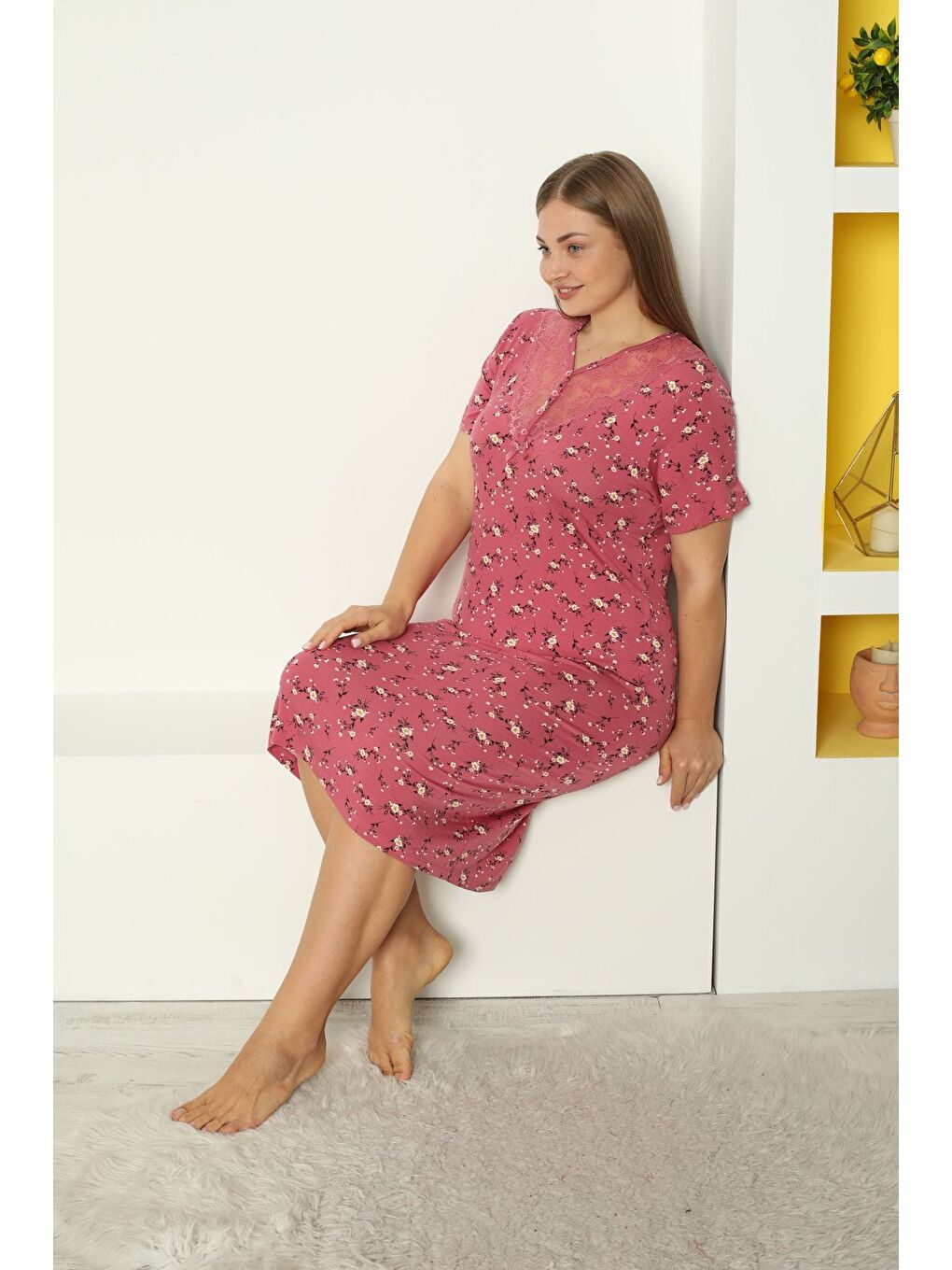 Pembe Desenli Kısa Kollu Dantel Detaylı Büyük Beden Elastanlı Viskon Gecelik-5