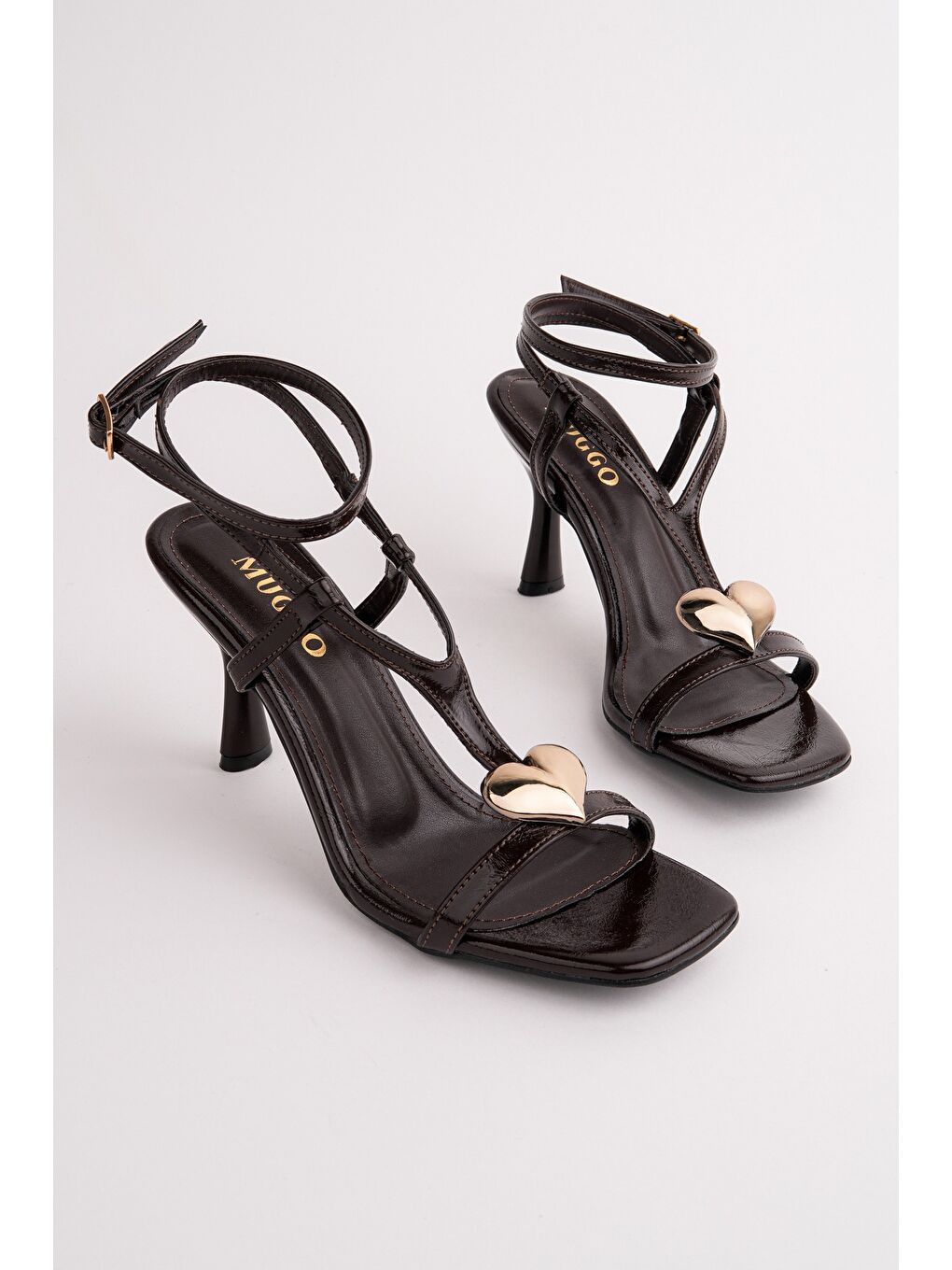 Kahverengi HEART Kalp Aksesuarlı İnce Topuklu Kadın Sandalet