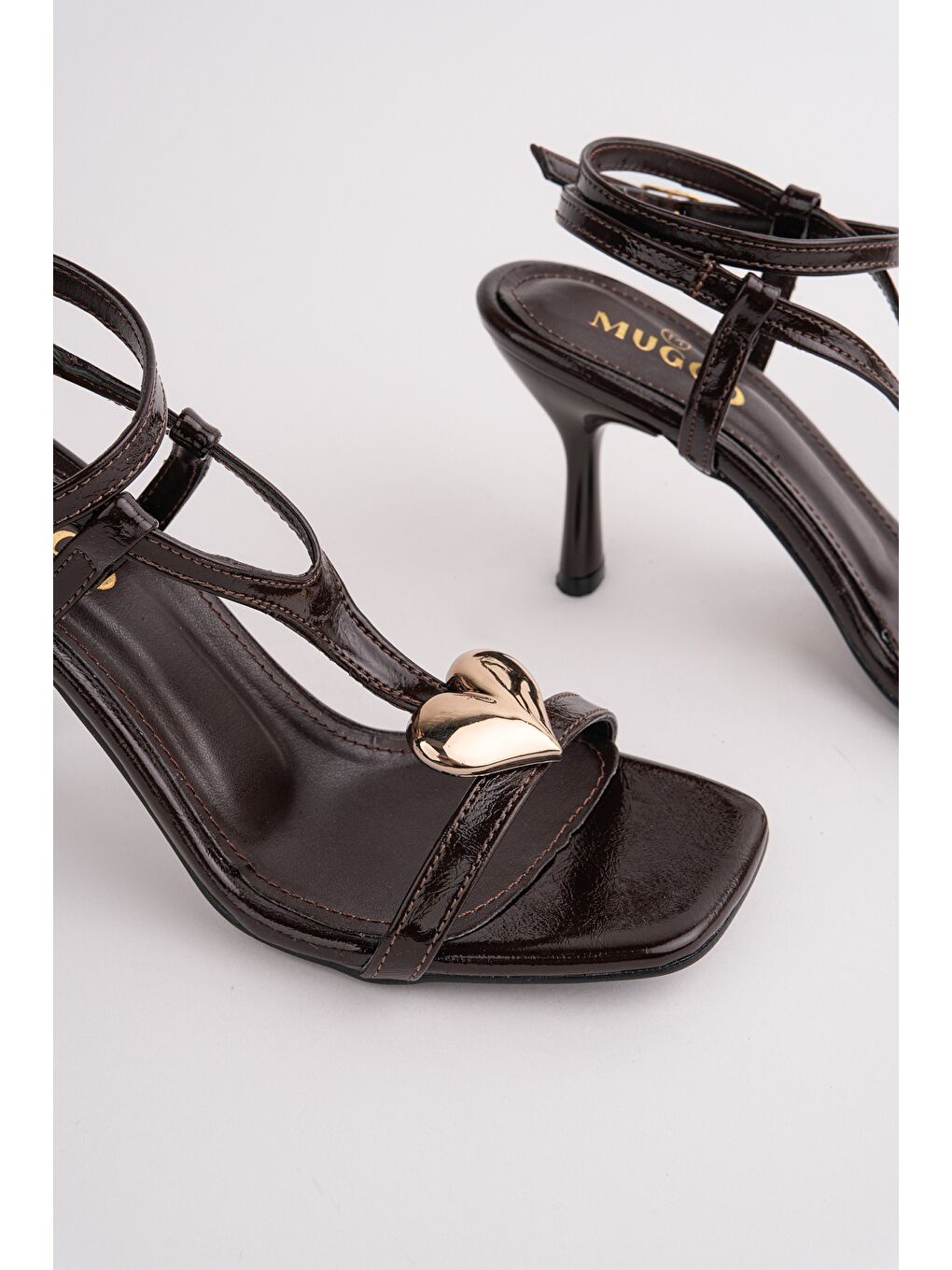 Kahverengi HEART Kalp Aksesuarlı İnce Topuklu Kadın Sandalet-1