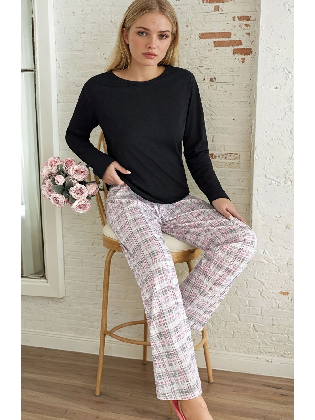 Siyah Ekose Desen Üstü Düz Pijama Takımı