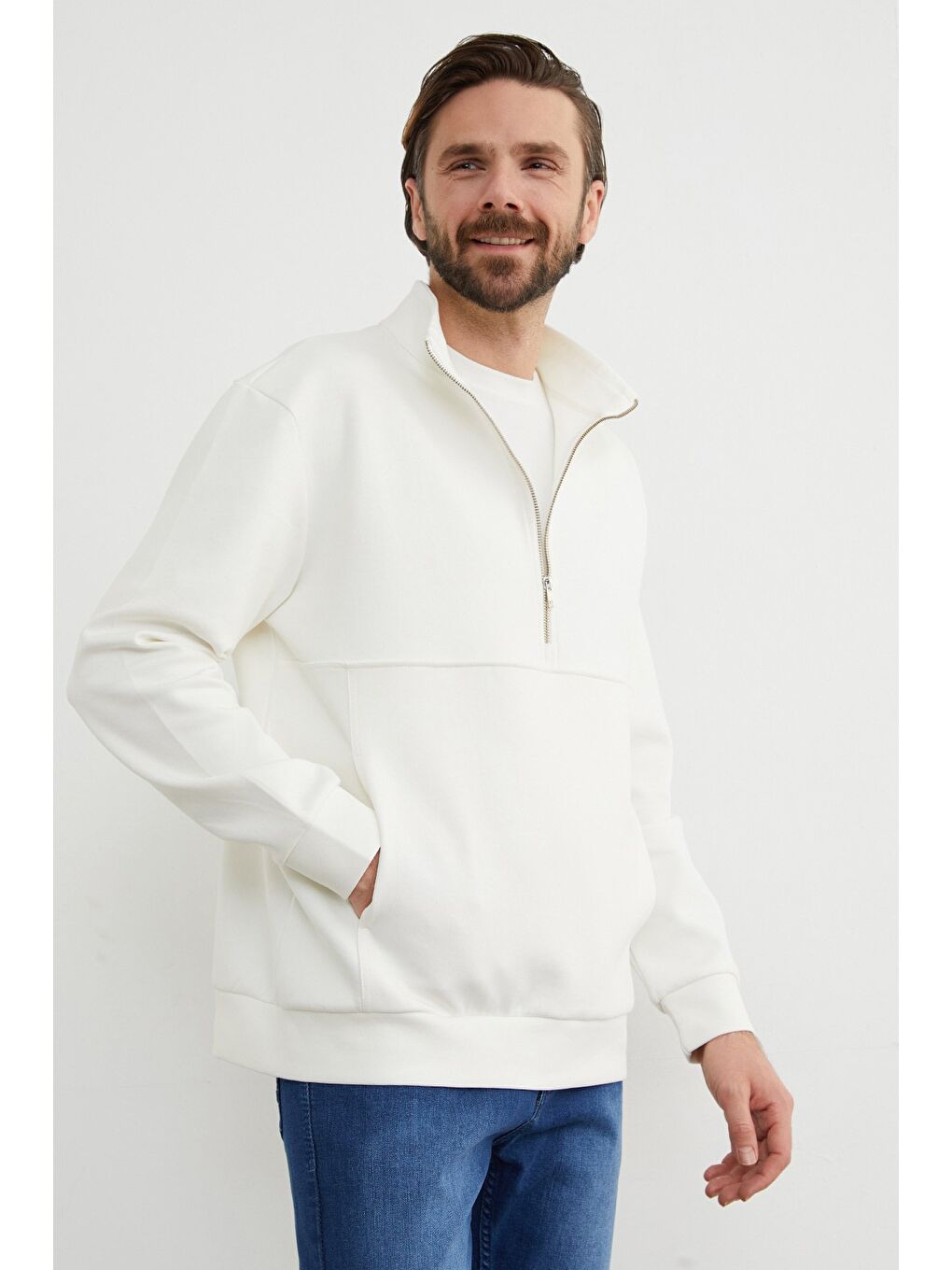 Beyaz Yarım Fermuarlı Dik Yaka Sweatshirt