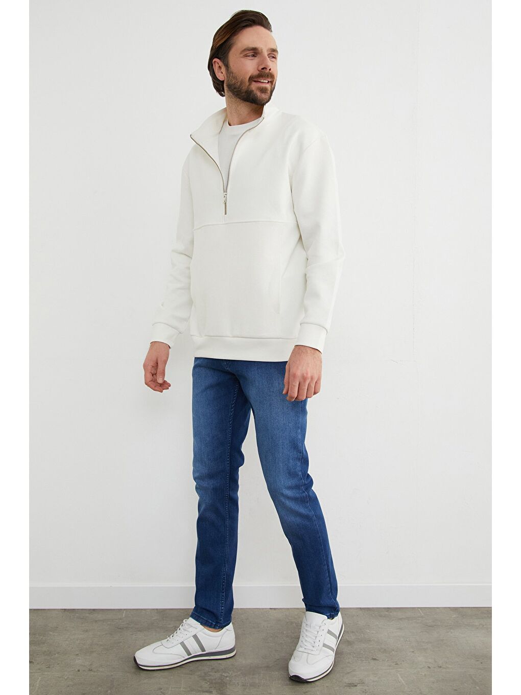 Beyaz Yarım Fermuarlı Dik Yaka Sweatshirt-1