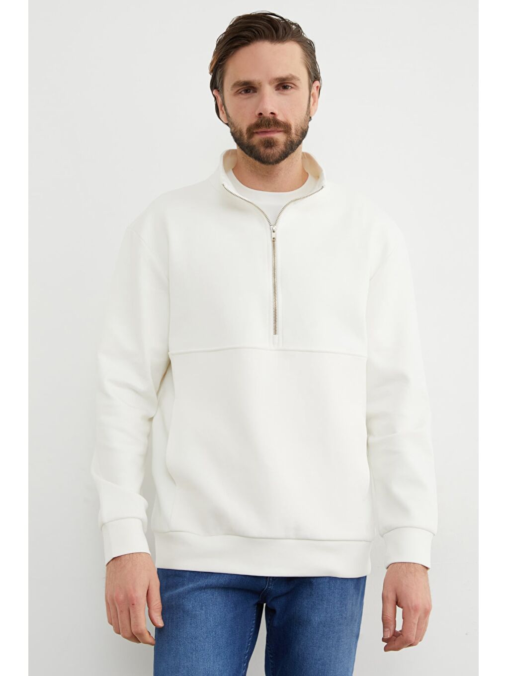 Beyaz Yarım Fermuarlı Dik Yaka Sweatshirt-2