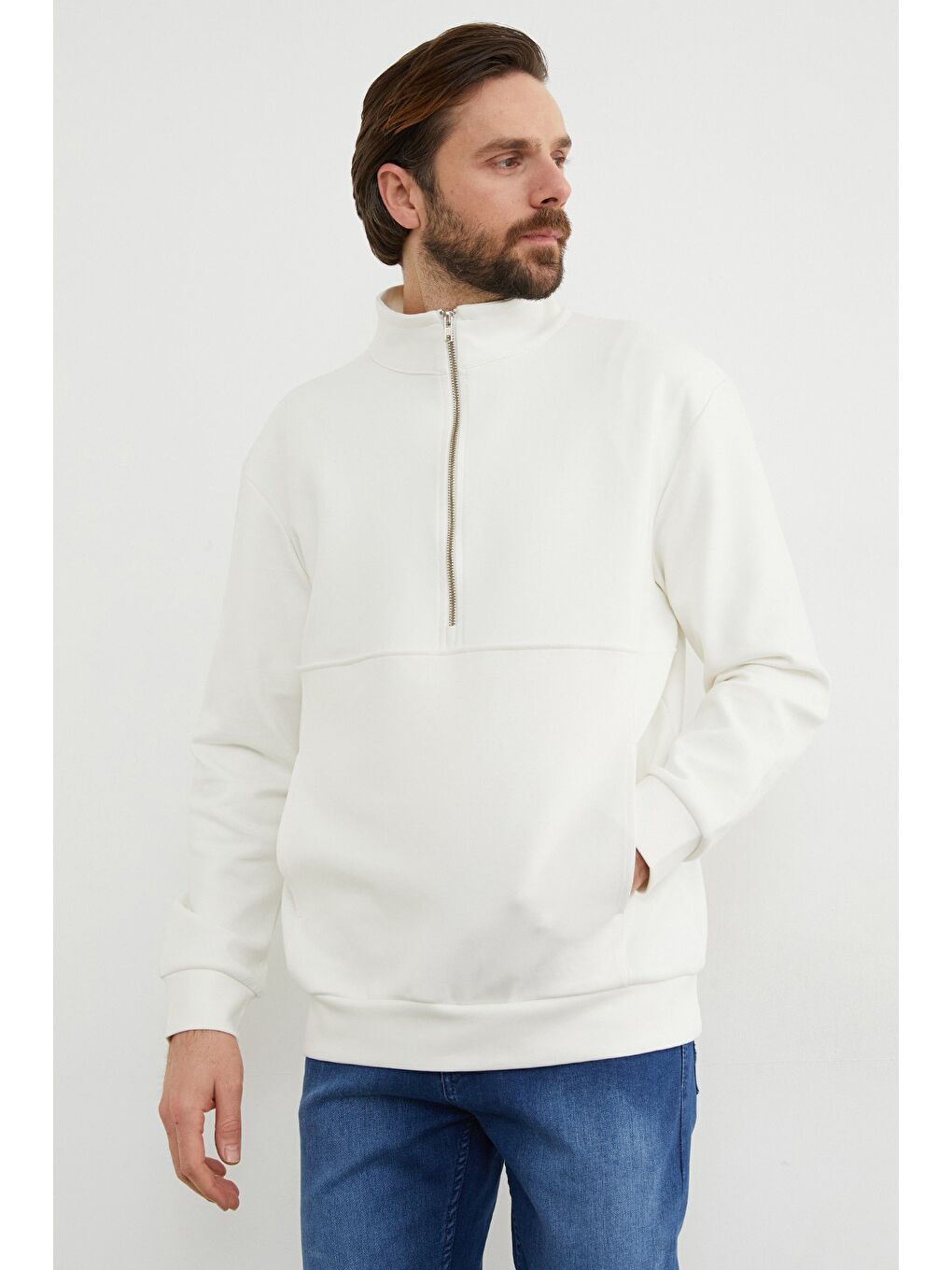 Beyaz Yarım Fermuarlı Dik Yaka Sweatshirt-3