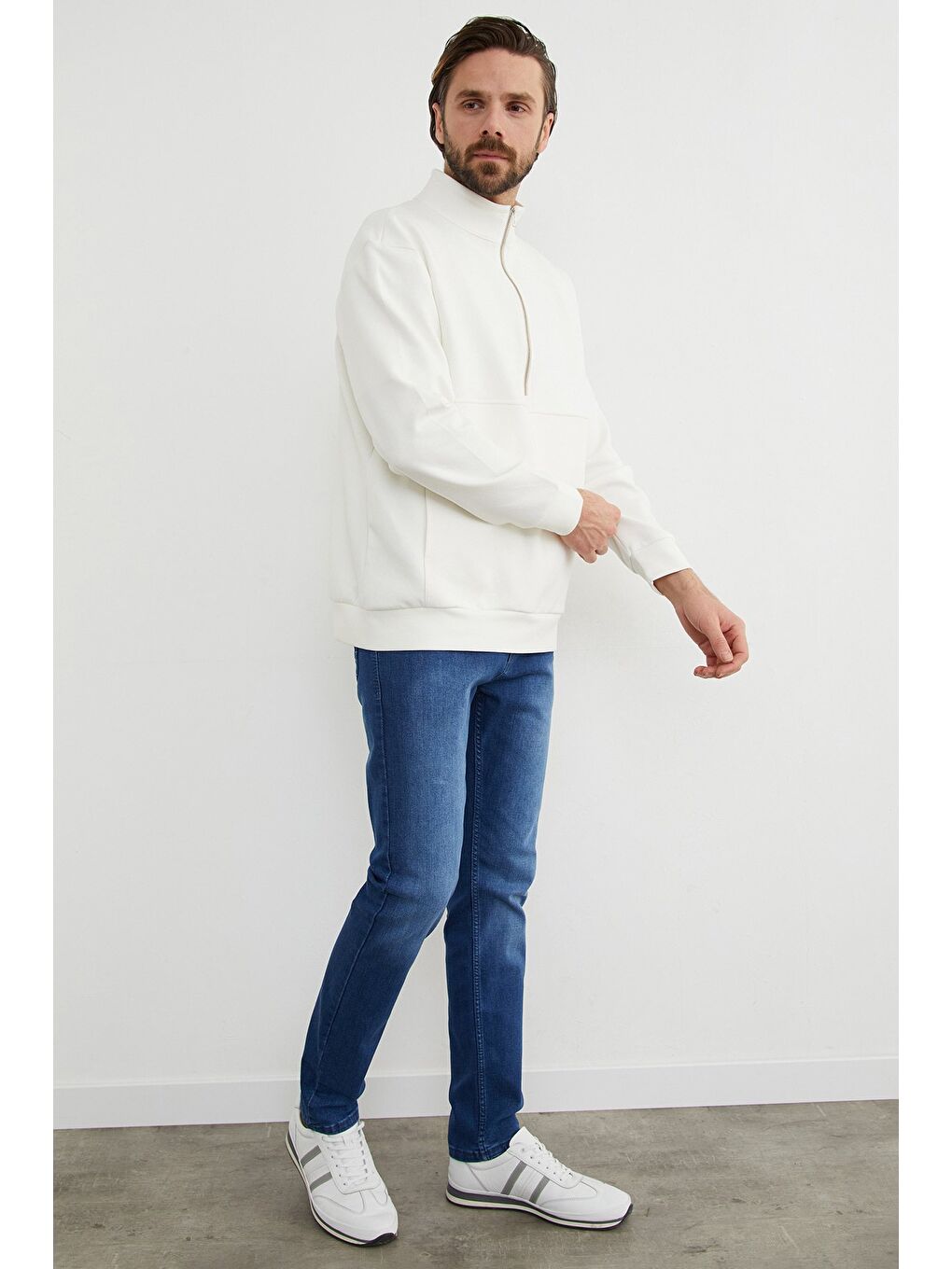 Beyaz Yarım Fermuarlı Dik Yaka Sweatshirt-4