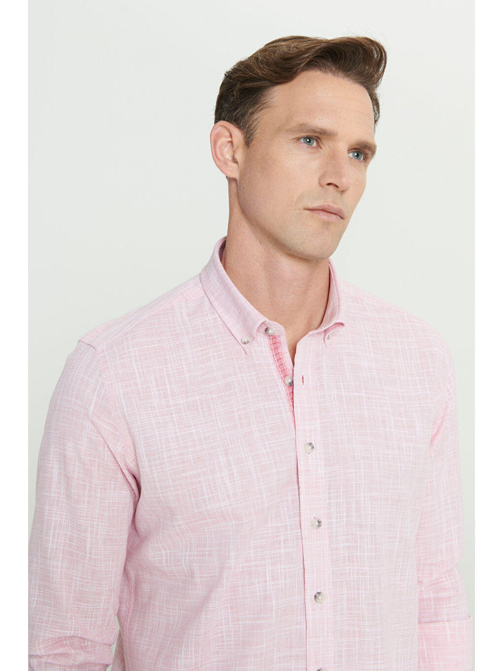 Erkek Bordo Slim Fit Dar Kesim Düğmeli Yaka Keten Görünümlü %100 Pamuk Flamlı Gömlek-5