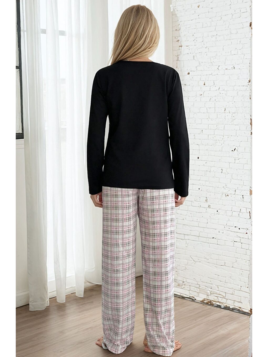 Siyah Ekose Desen Üstü Düz Pijama Takımı-2