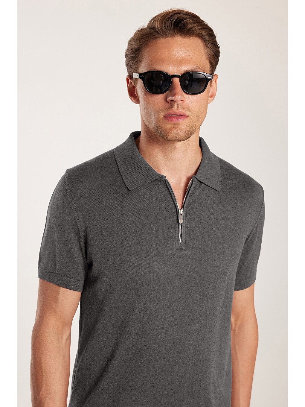 Gri Erkek Slim Fit Dar Kesim Pamuklu Örme Triko Fermuarlı Füme Polo Yaka Tişört-1