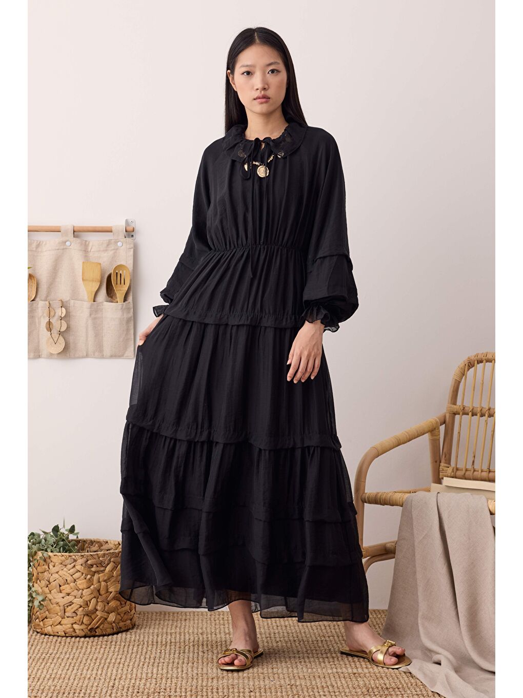 Çok Katlı Yakası Bağcıklı Elbise Siyah