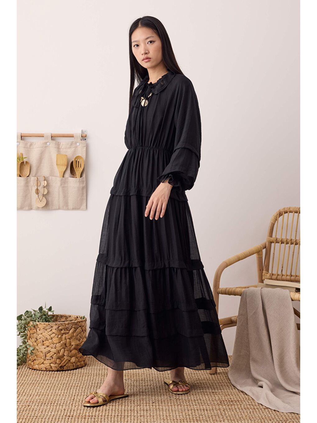 Çok Katlı Yakası Bağcıklı Elbise Siyah-1