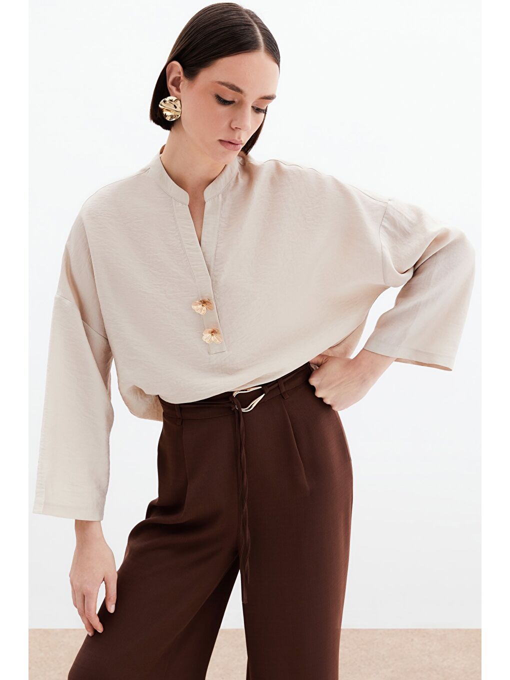 Bej Çiçek Aksesuarlı Keten Bluz - Taş