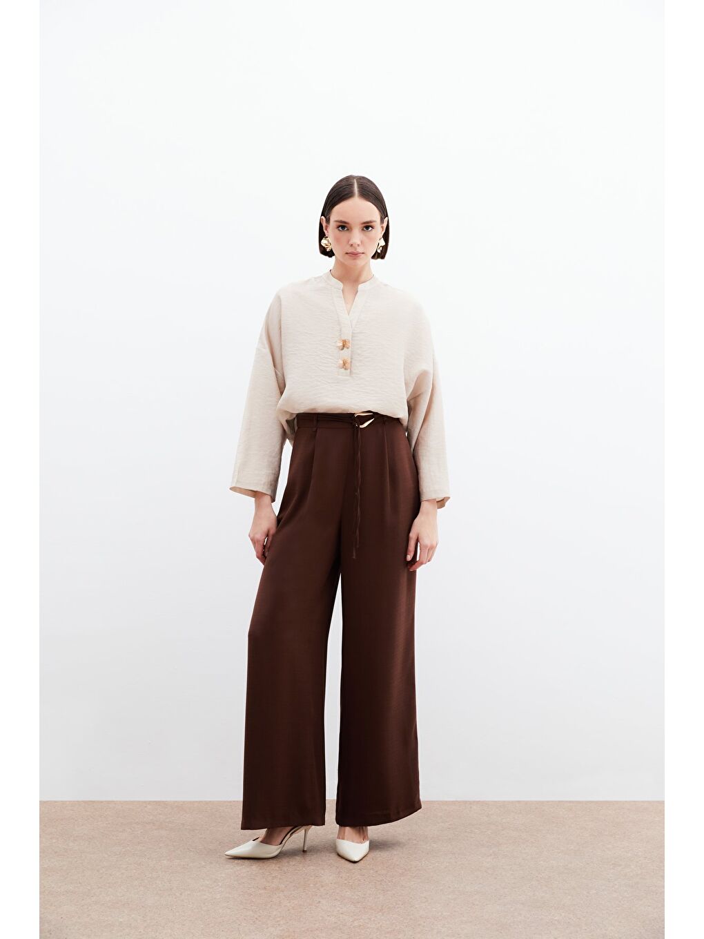 Bej Çiçek Aksesuarlı Keten Bluz - Taş-1