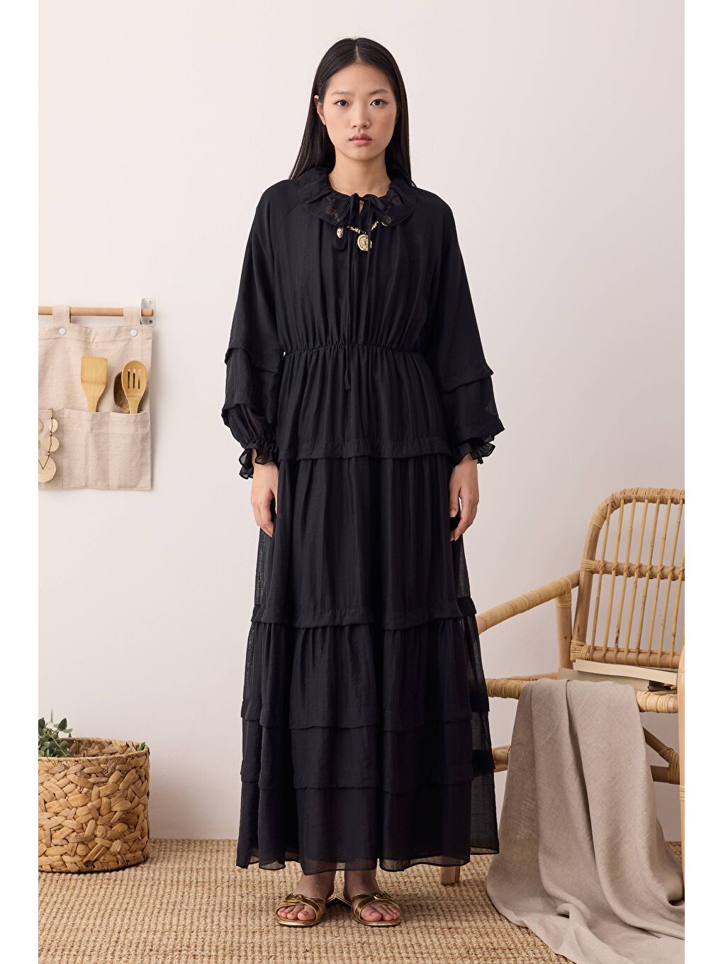 Çok Katlı Yakası Bağcıklı Elbise Siyah-2