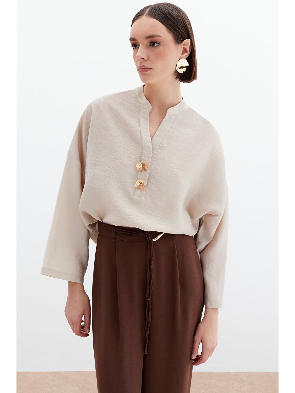 Bej Çiçek Aksesuarlı Keten Bluz - Taş-2