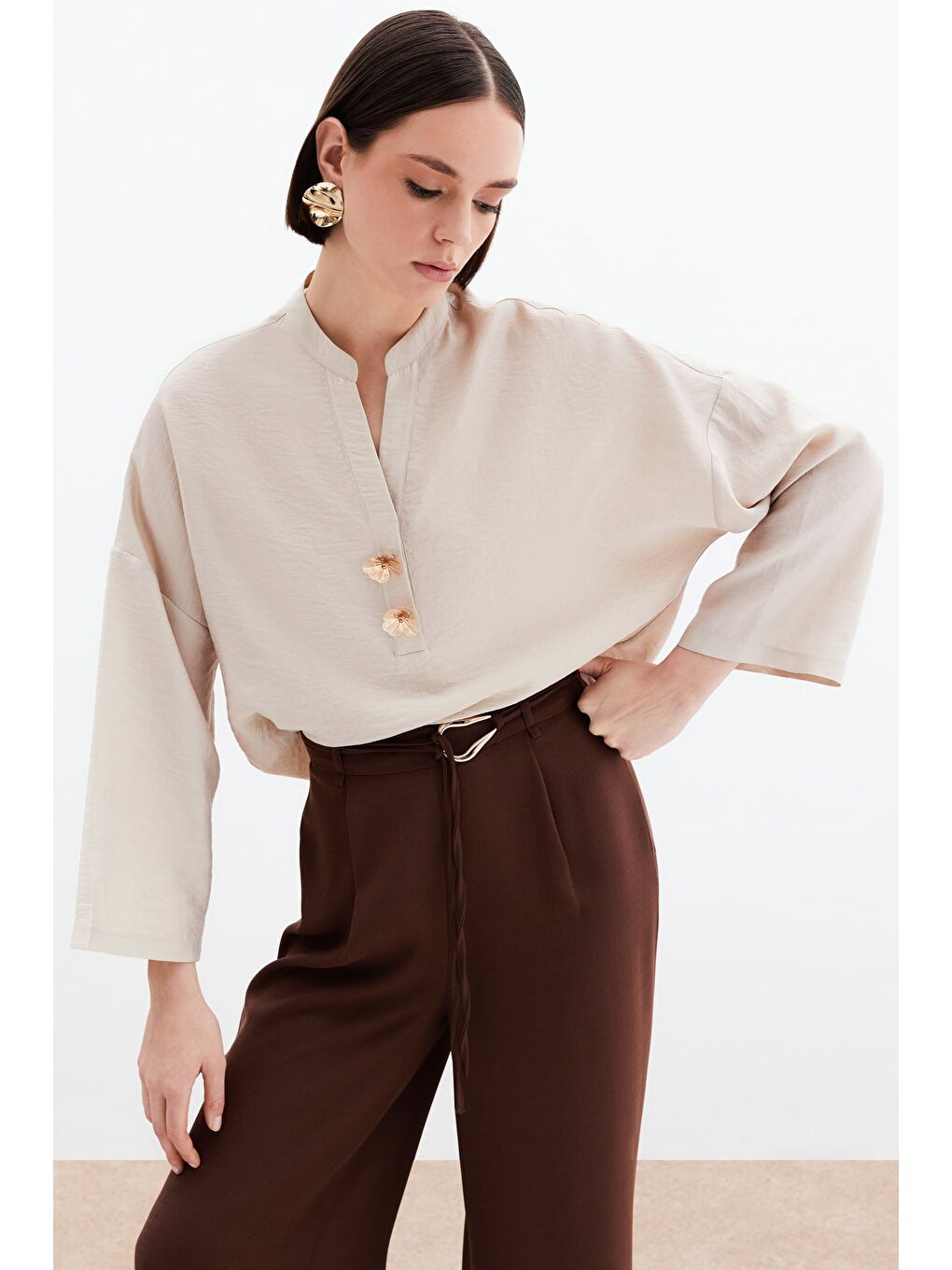 Bej Çiçek Aksesuarlı Keten Bluz - Taş-3