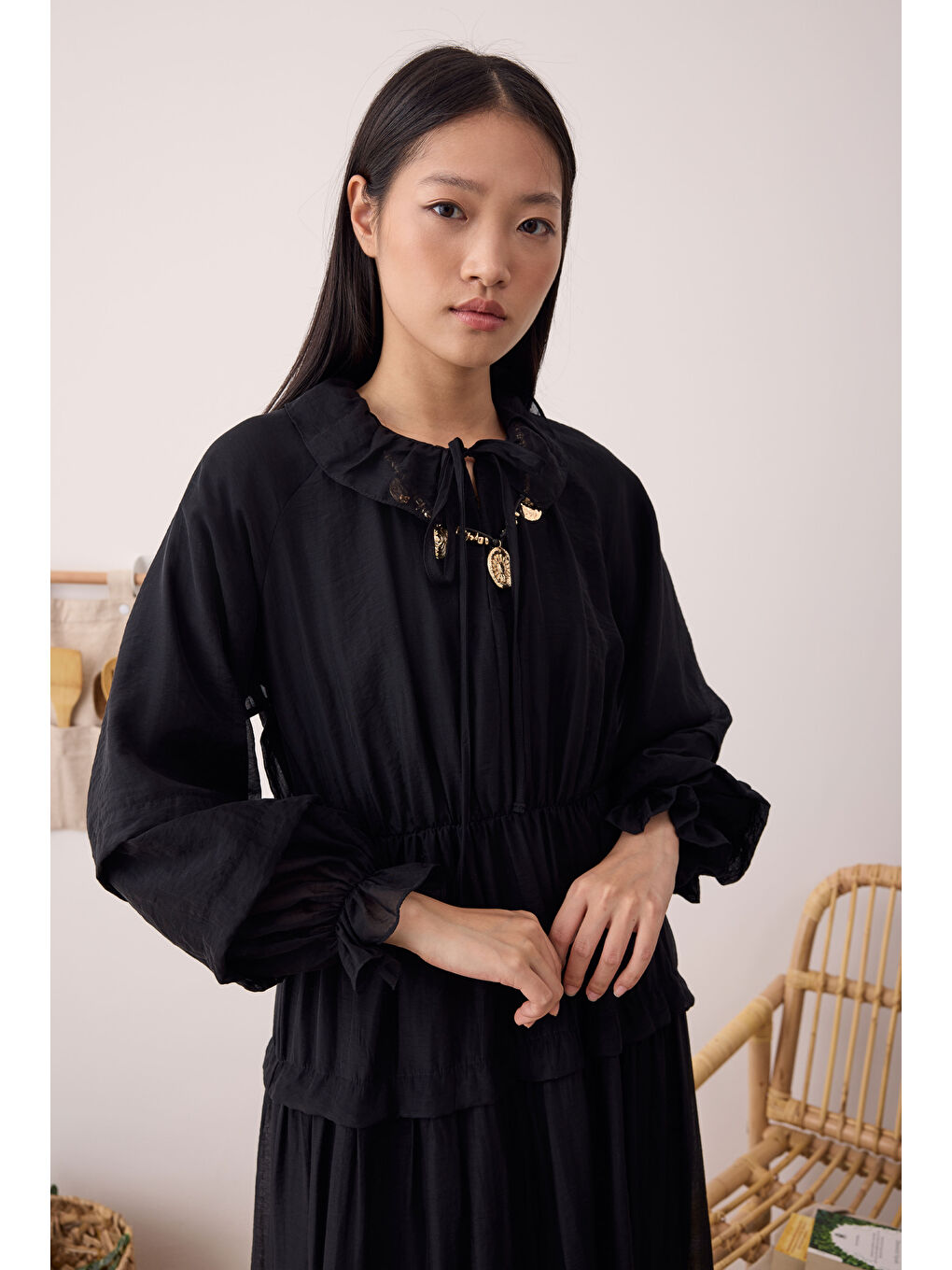 Çok Katlı Yakası Bağcıklı Elbise Siyah-3