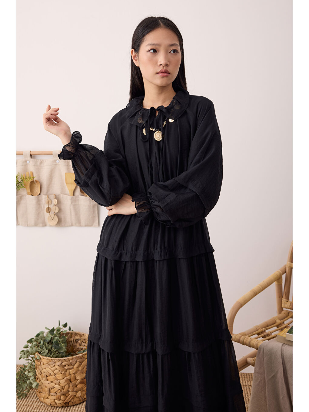 Çok Katlı Yakası Bağcıklı Elbise Siyah-4