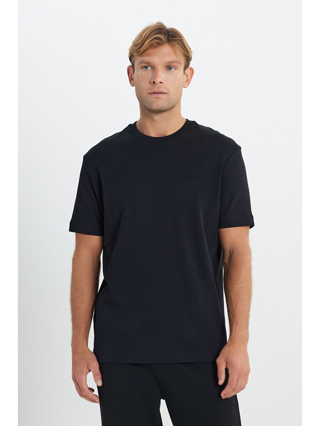 Erkek Siyah %100 Pamuk Modern Fit Normal Kesim Bisiklet Yaka Tişört