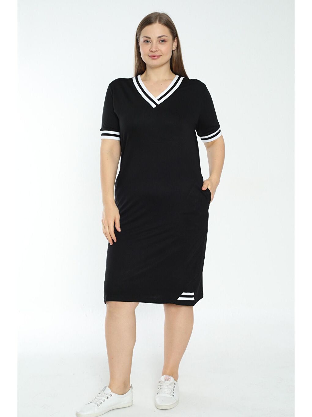 Kadın Siyah Büyük Beden Yakası Şeritli V Yaka Kısa Kollu Elbise-1