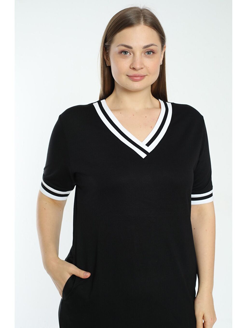 Kadın Siyah Büyük Beden Yakası Şeritli V Yaka Kısa Kollu Elbise-2