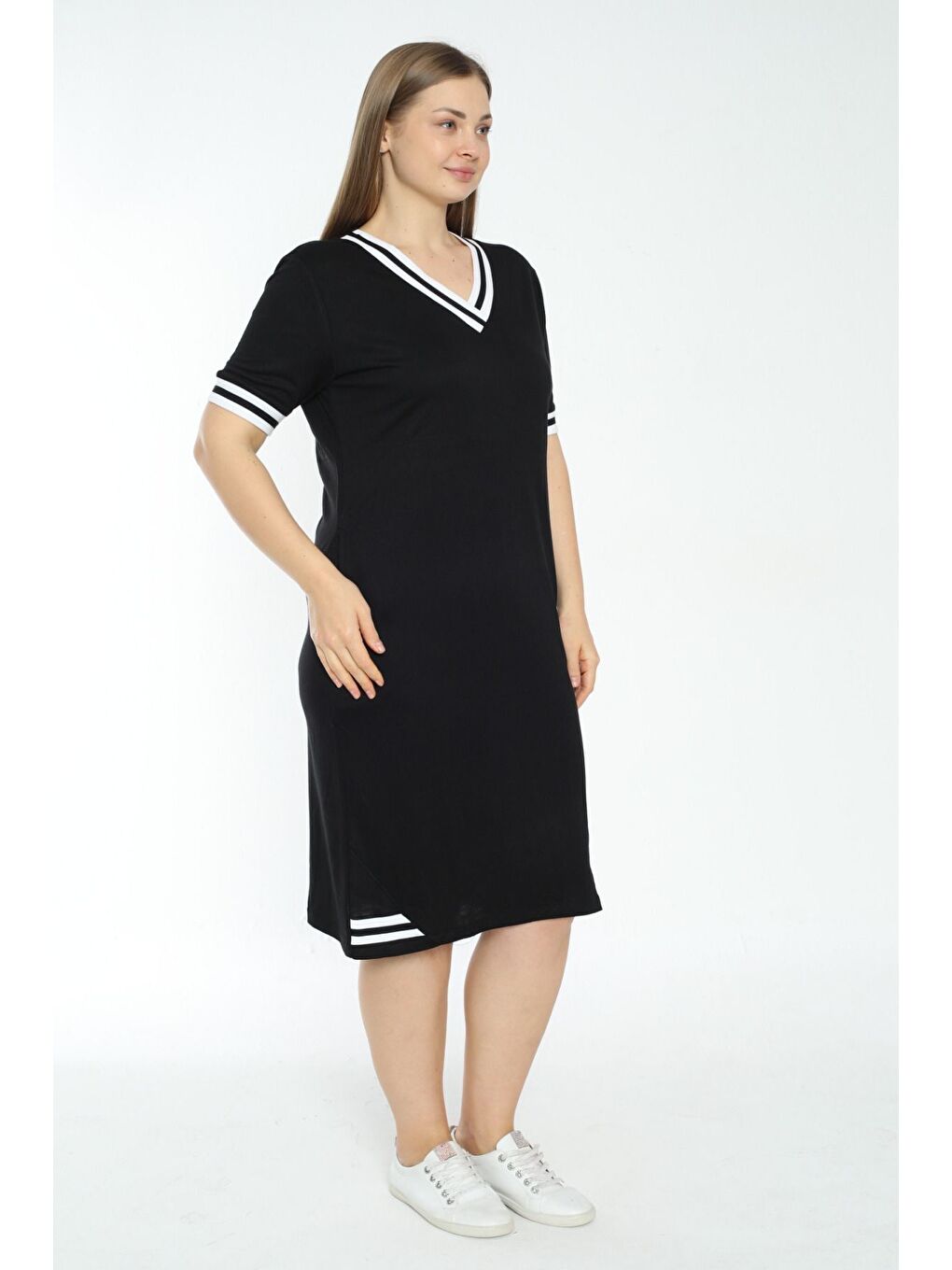 Kadın Siyah Büyük Beden Yakası Şeritli V Yaka Kısa Kollu Elbise-3