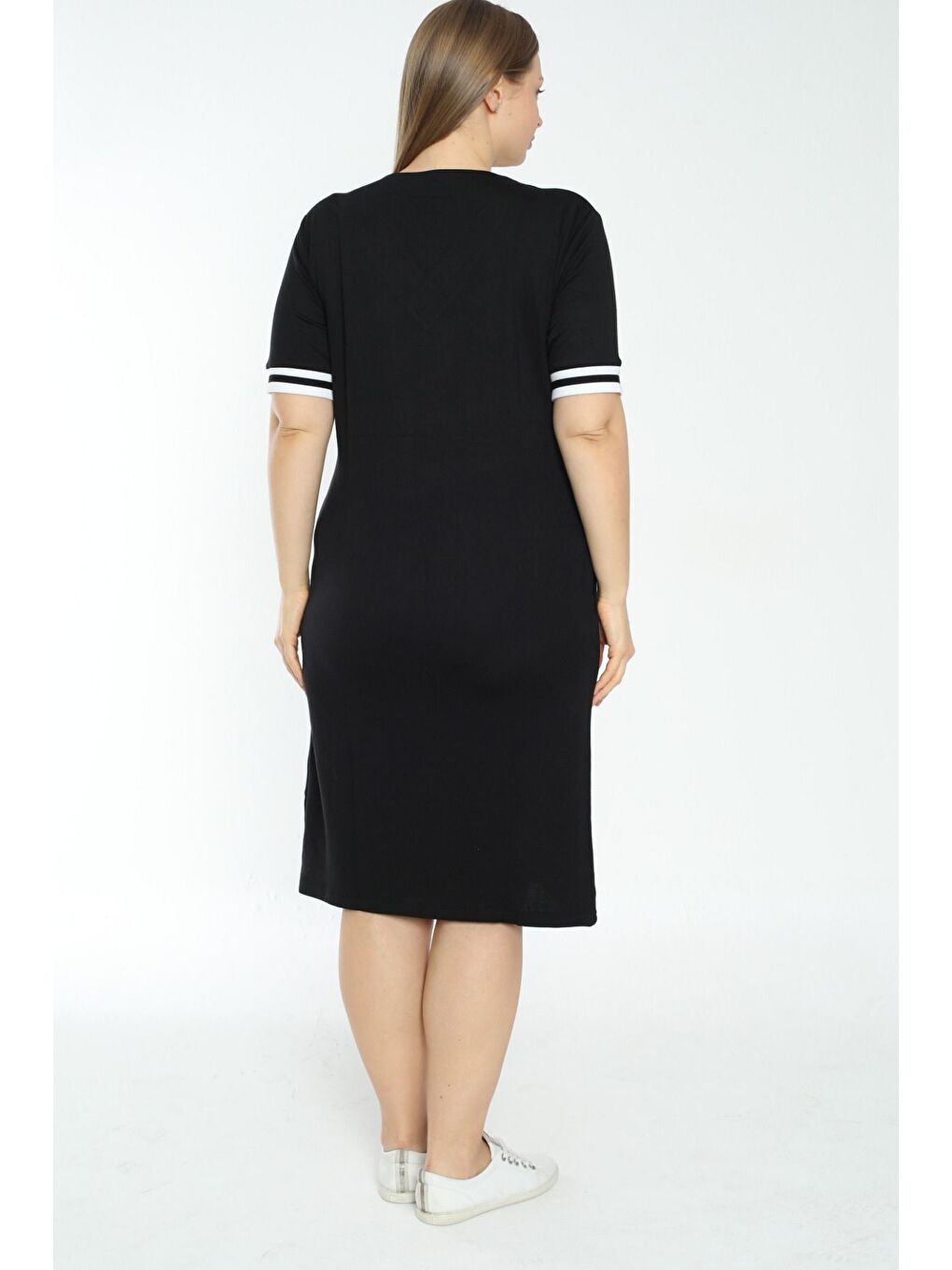 Kadın Siyah Büyük Beden Yakası Şeritli V Yaka Kısa Kollu Elbise-4
