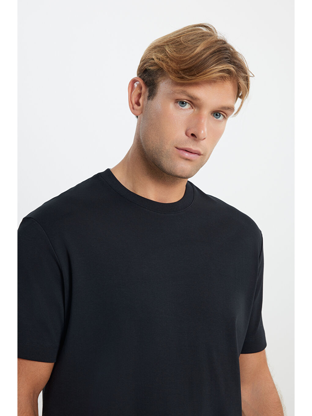 Erkek Siyah %100 Pamuk Modern Fit Normal Kesim Bisiklet Yaka Tişört-3