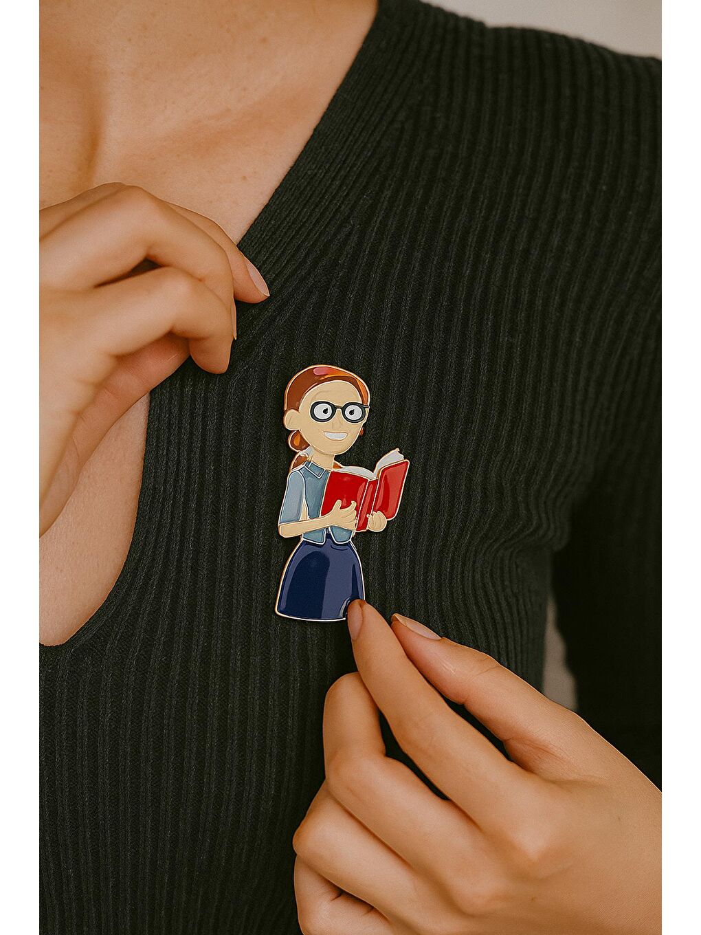 Sarı Öğretmen Mineli Yaka İğnesi Broş-1