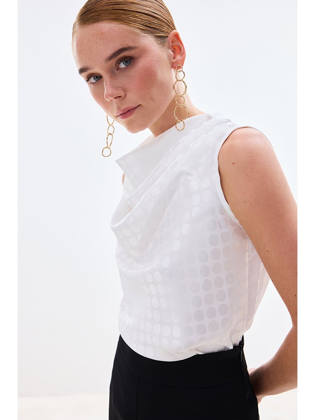 Puantiye Desenli Kolsuz Bluz - Ekru-1