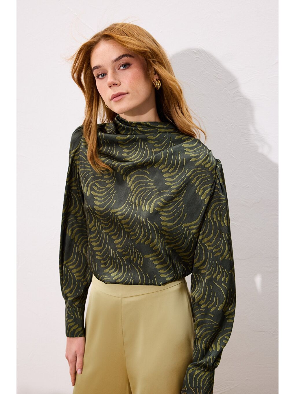Drape Detaylı Desenli Bluz - Yeşil-1