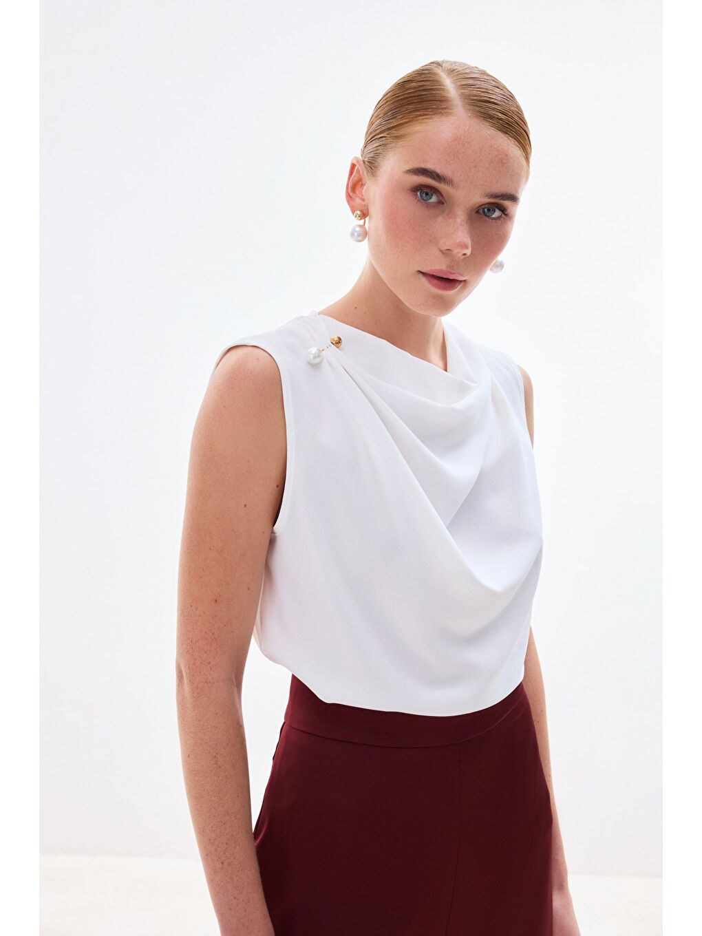 İnci Broşlu Degaje Bluz - Ekru-1