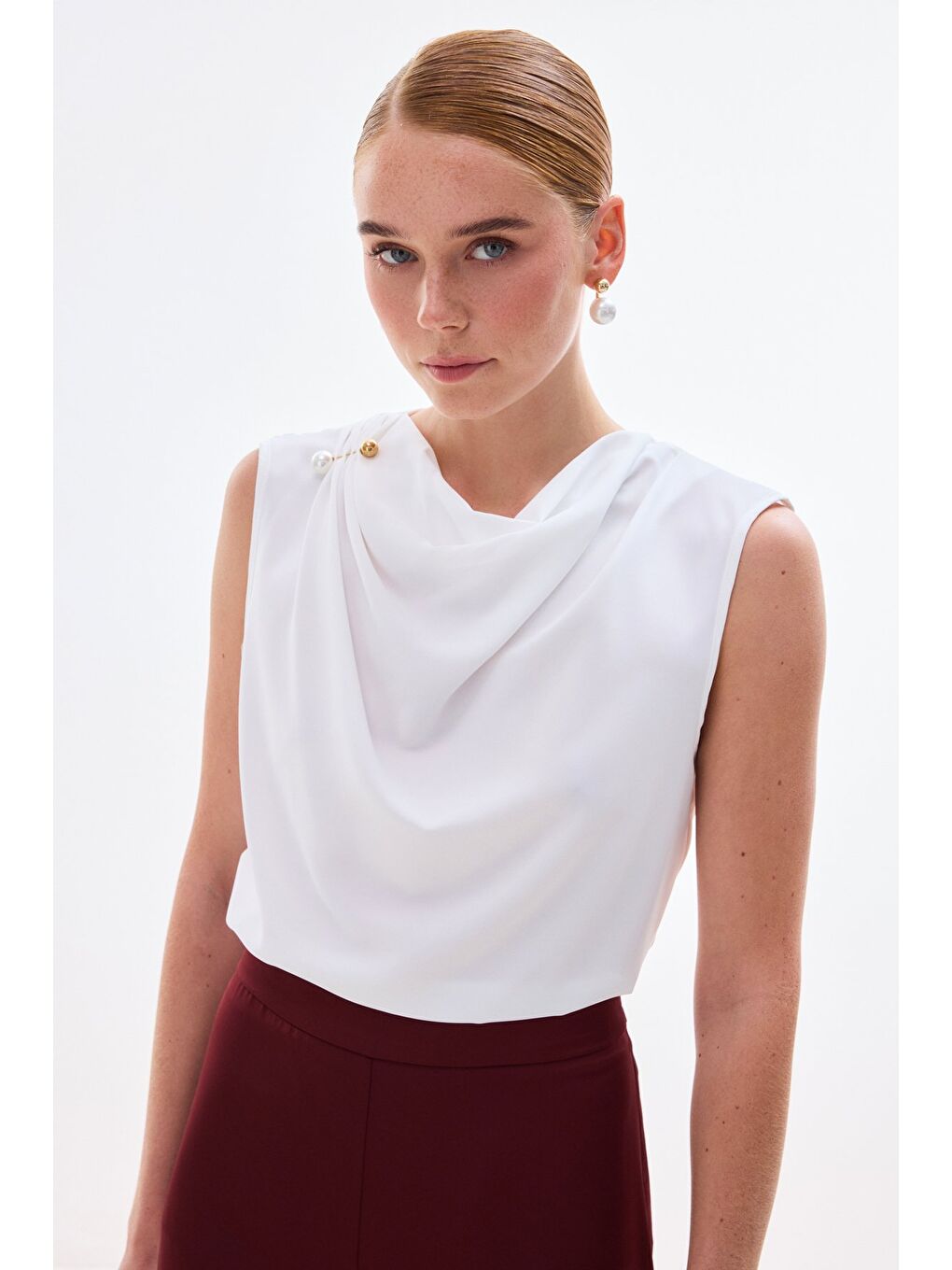 İnci Broşlu Degaje Bluz - Ekru-2