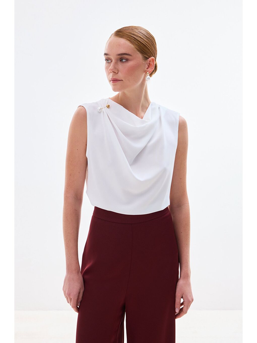 İnci Broşlu Degaje Bluz - Ekru-3