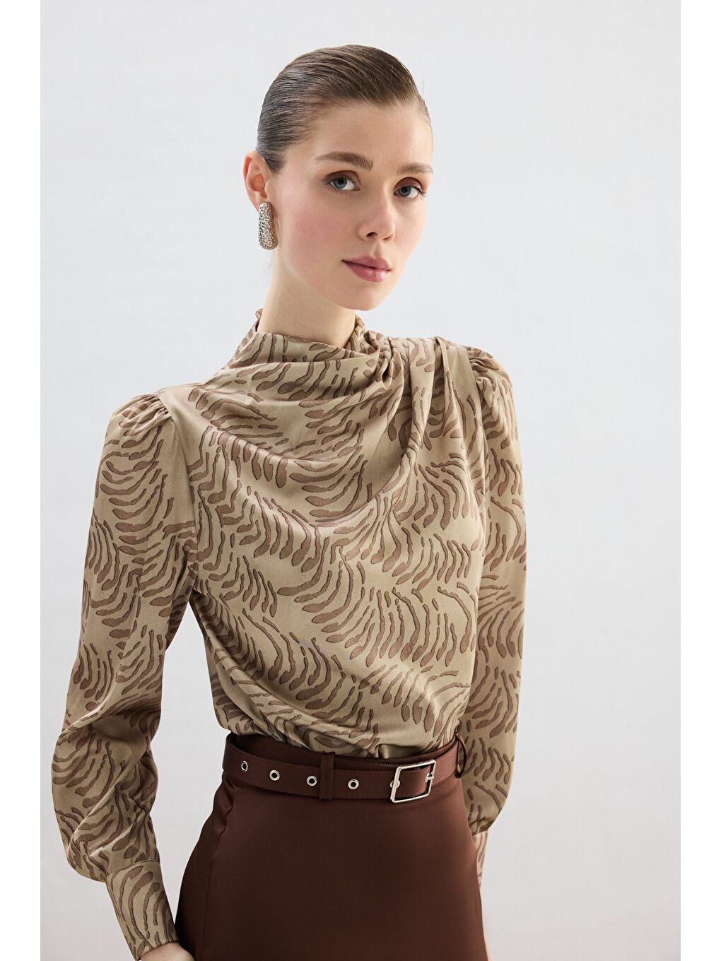 Bej Drape Detaylı Desenli Bluz - Vizon
