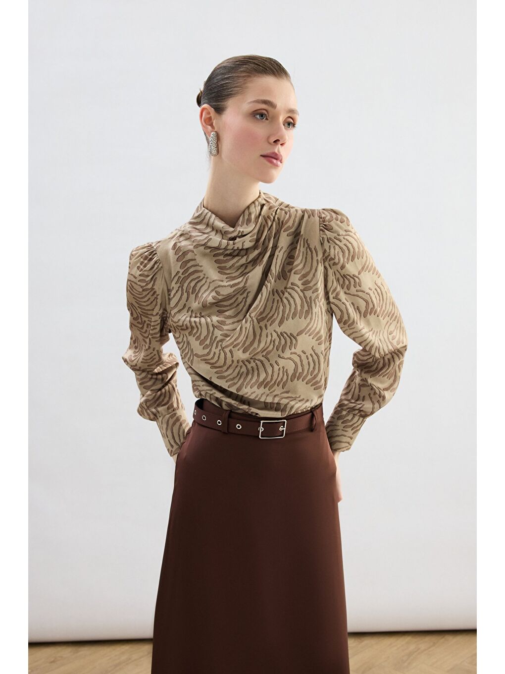 Bej Drape Detaylı Desenli Bluz - Vizon-1