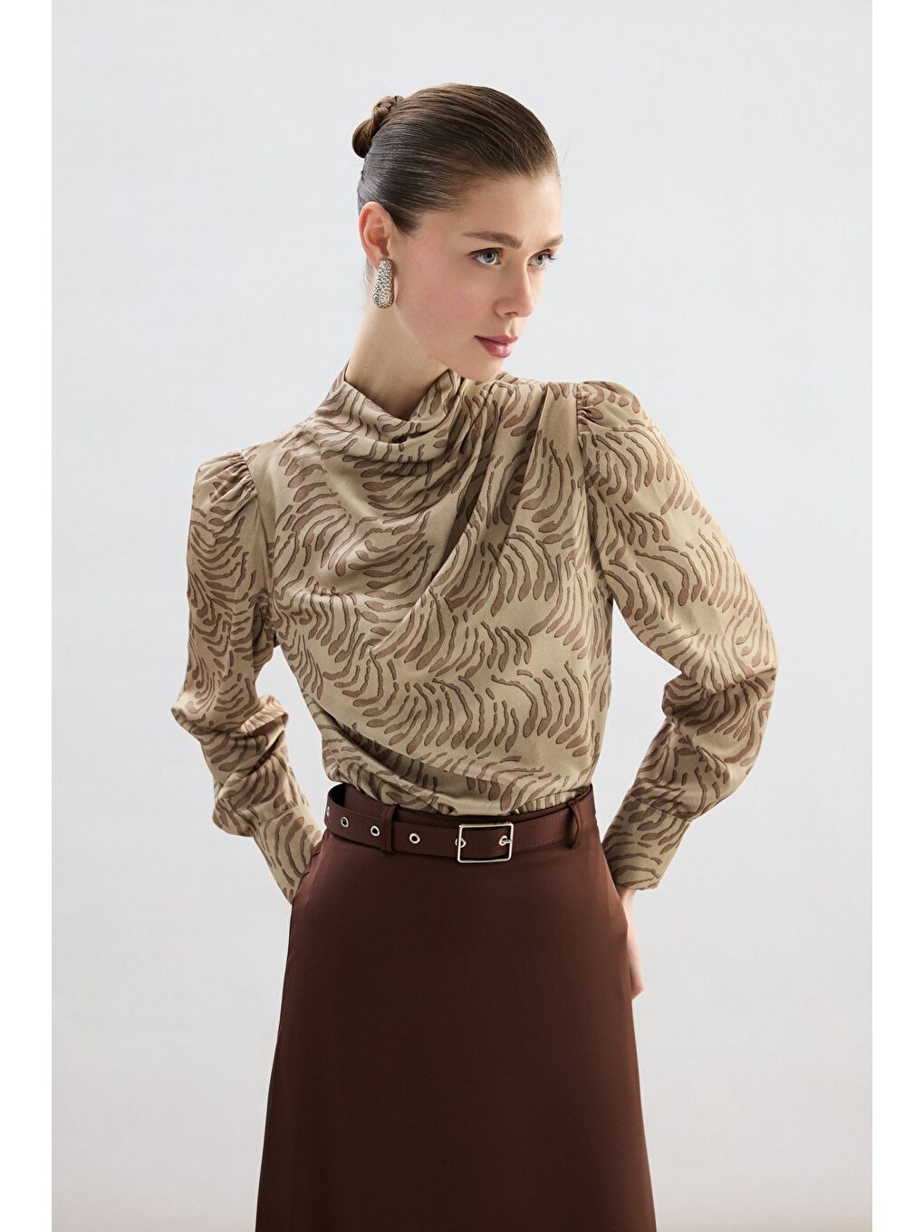 Bej Drape Detaylı Desenli Bluz - Vizon-5
