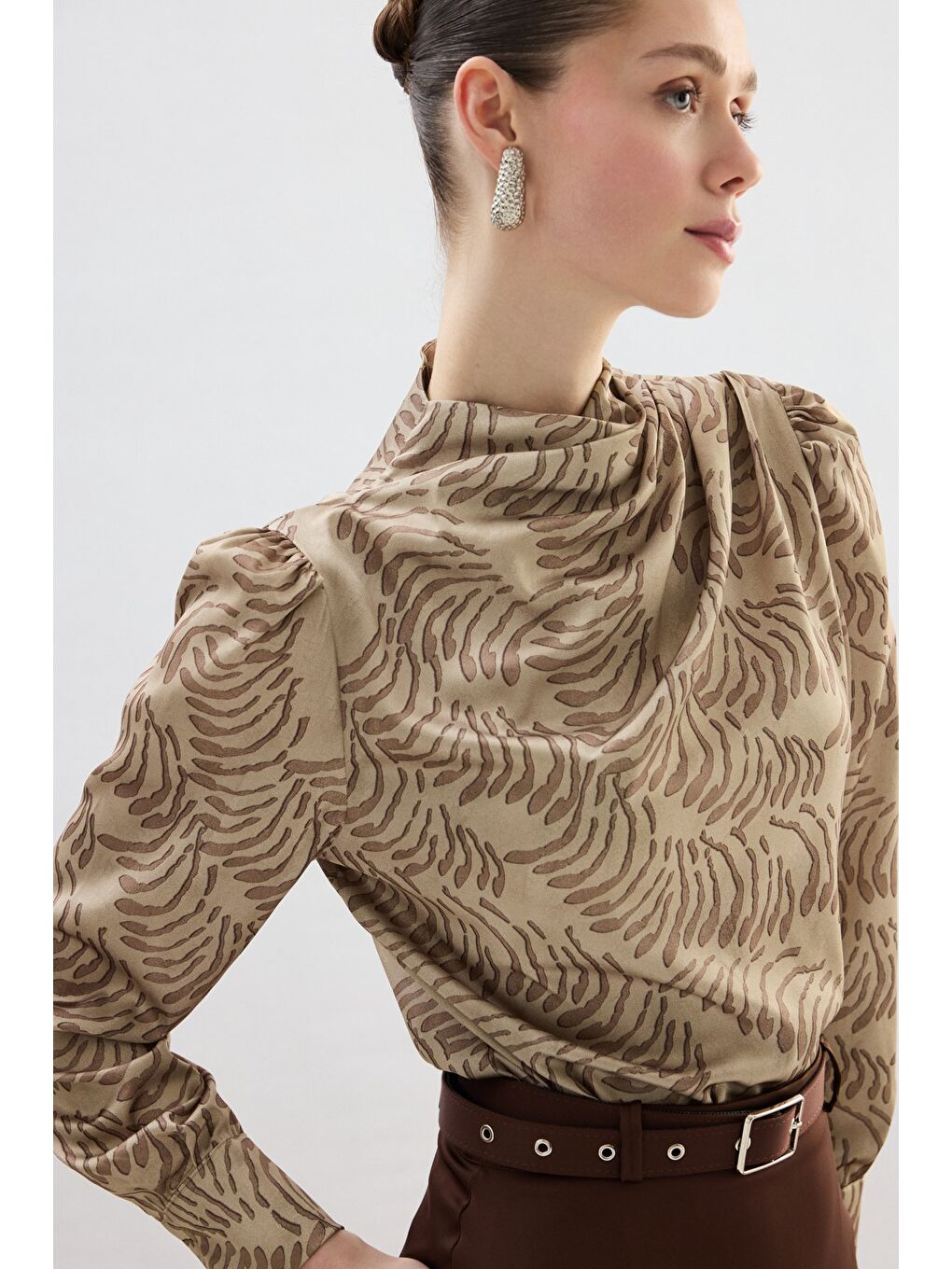 Bej Drape Detaylı Desenli Bluz - Vizon-6