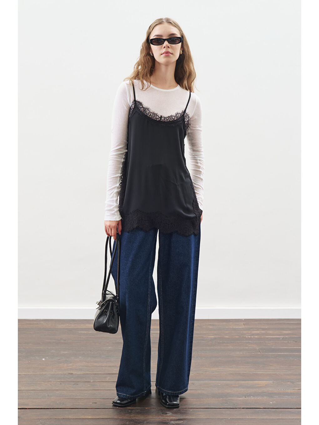 Dantel Şeritli Askılı Bluz Siyah