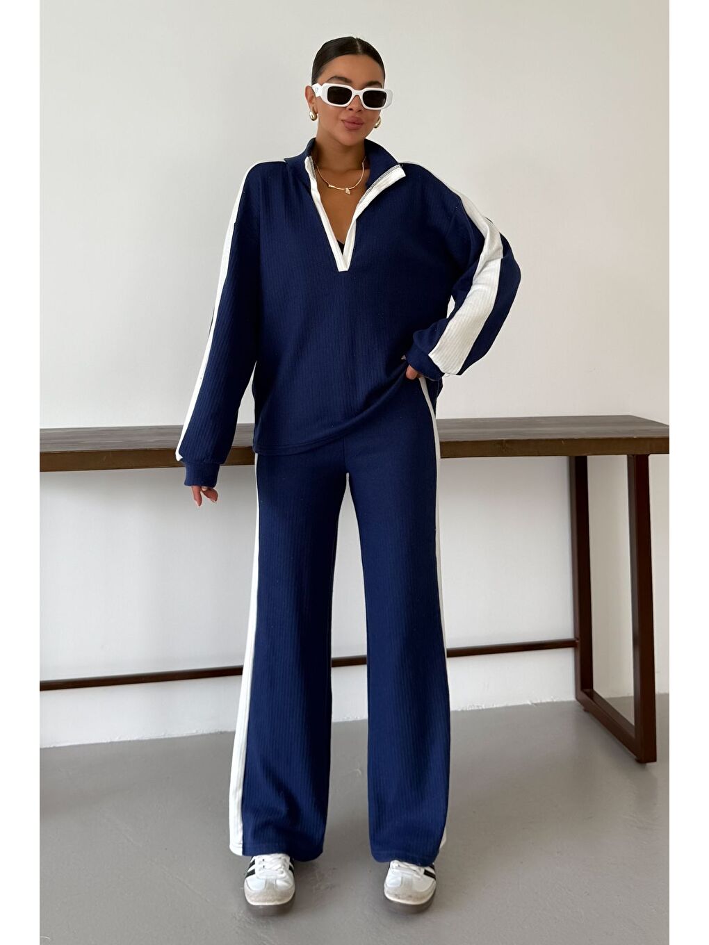 Kadın Lacivert V Yaka Beyaz Çizgi Detaylı Kazak Alt-Üst Pantolonlu Takım-1