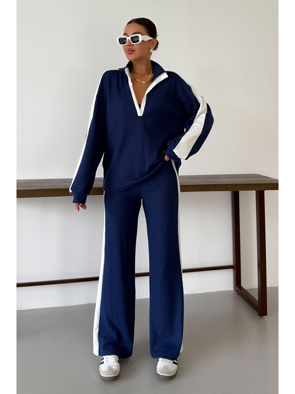 Kadın Lacivert V Yaka Beyaz Çizgi Detaylı Kazak Alt-Üst Pantolonlu Takım-2