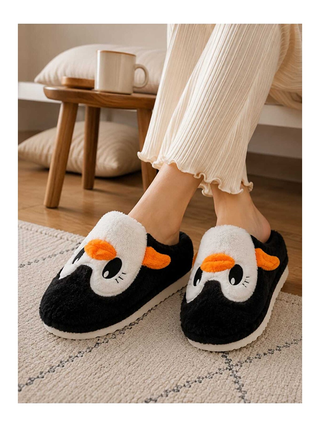 Siyah Kadın Pelüş Penguen Figürlü Ev Terliği Sıcak Tutan Kışlık Panduf Terlik-2