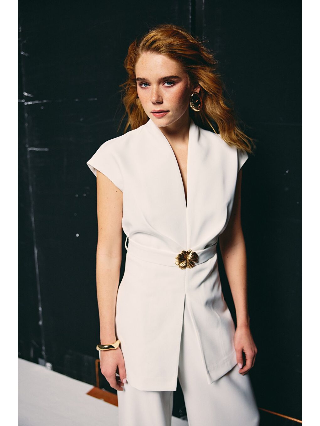 Aksesuar Kuşaklı Kolsuz Bluz - Ekru-1