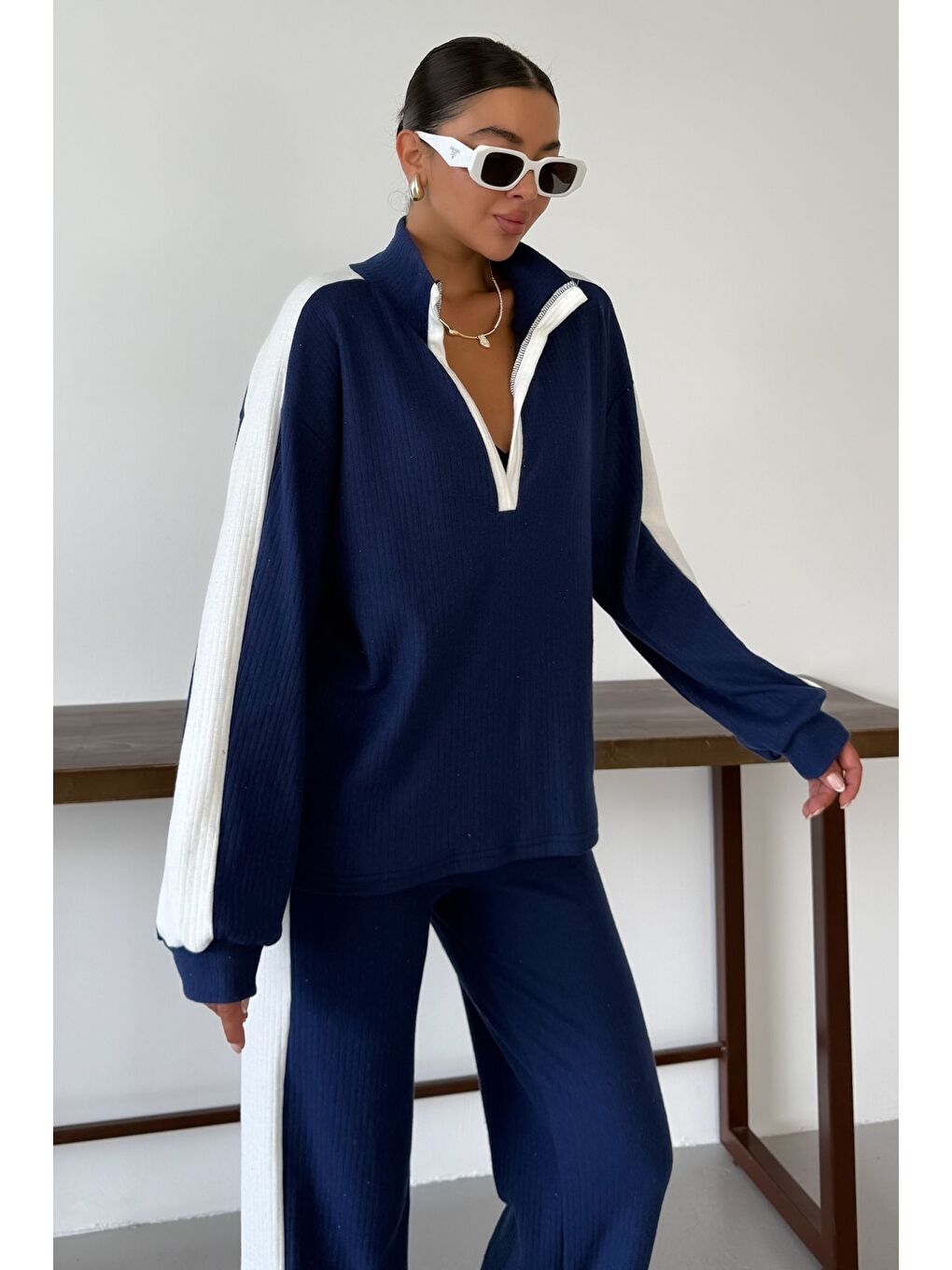 Kadın Lacivert V Yaka Beyaz Çizgi Detaylı Kazak Alt-Üst Pantolonlu Takım-6