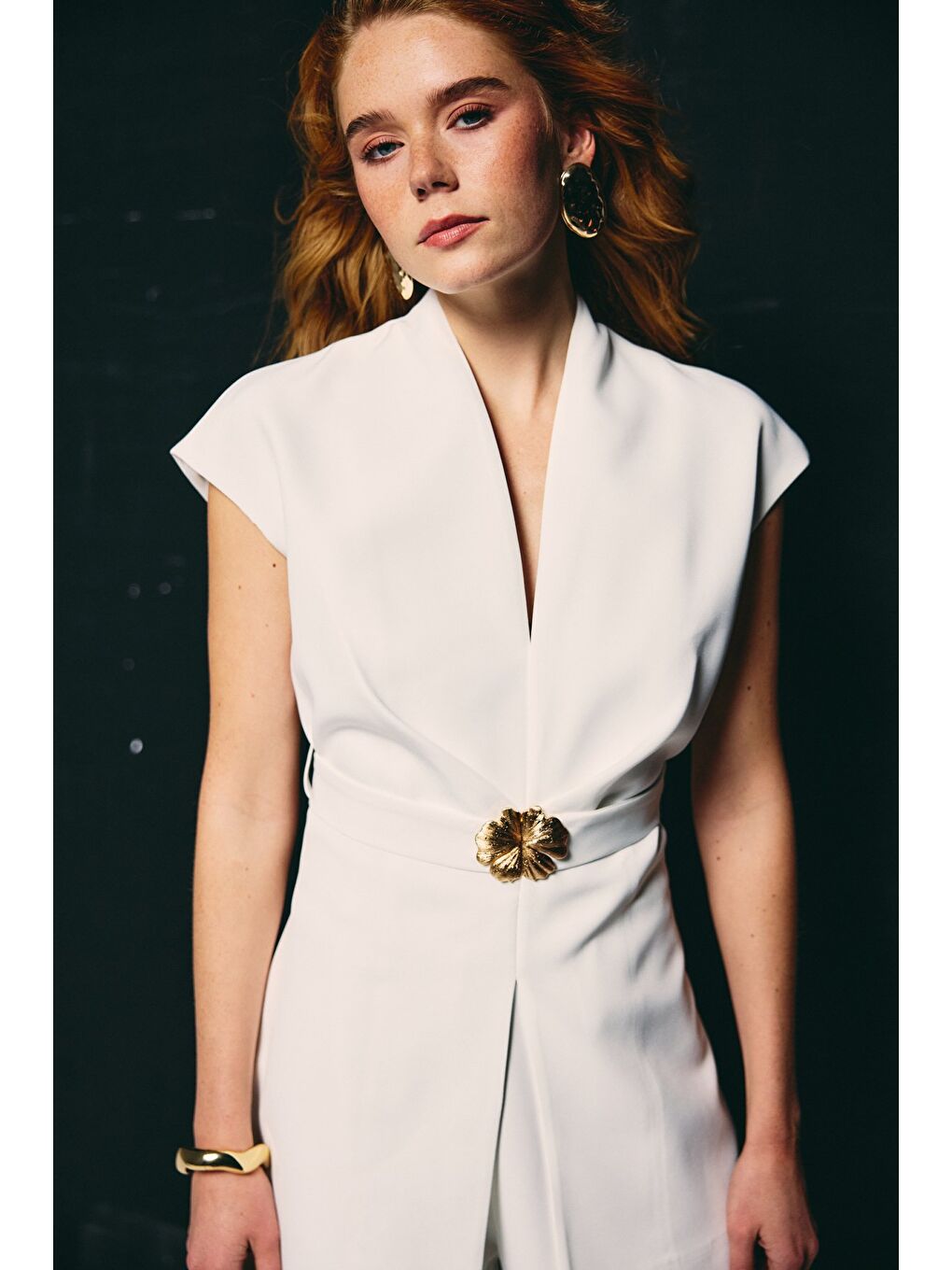 Aksesuar Kuşaklı Kolsuz Bluz - Ekru-2