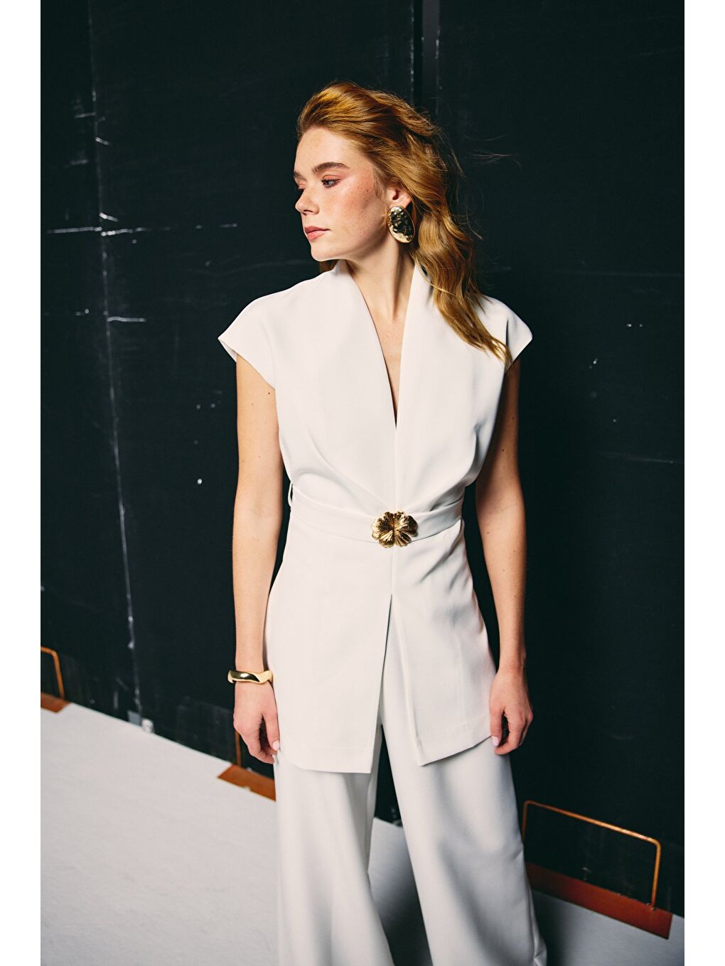 Aksesuar Kuşaklı Kolsuz Bluz - Ekru-3