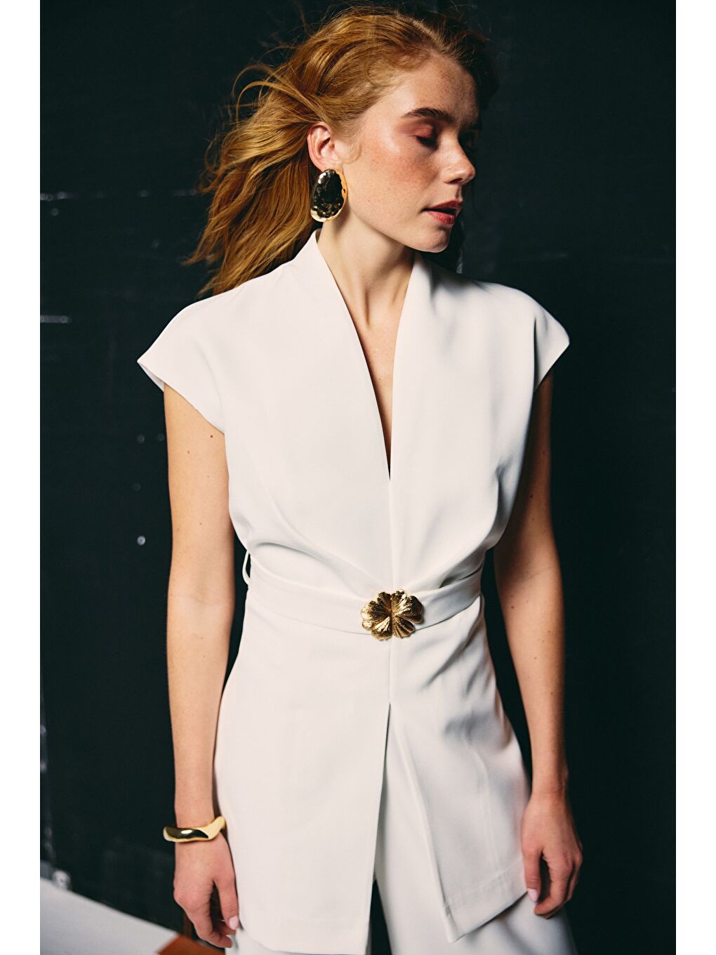 Aksesuar Kuşaklı Kolsuz Bluz - Ekru-4