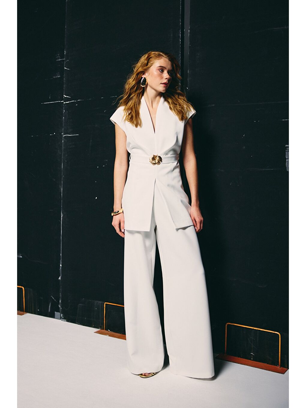 Aksesuar Kuşaklı Kolsuz Bluz - Ekru-5