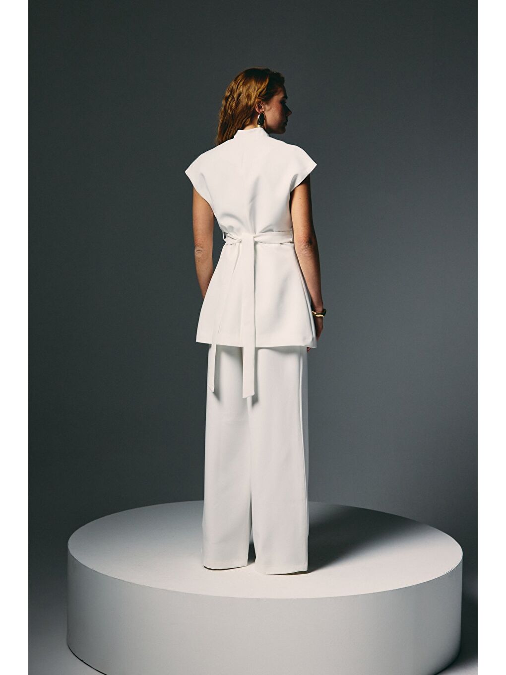 Aksesuar Kuşaklı Kolsuz Bluz - Ekru-6